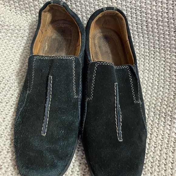 Two Pairs of Naturalizer Loafers, Size 6.5 - Picture 5 of 9